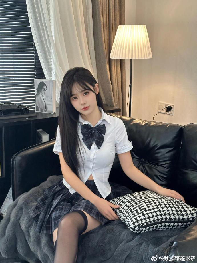 影厅座位与银幕配图